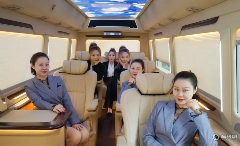 丰田考斯特行政版香槟金色以及豪华版米黄金色