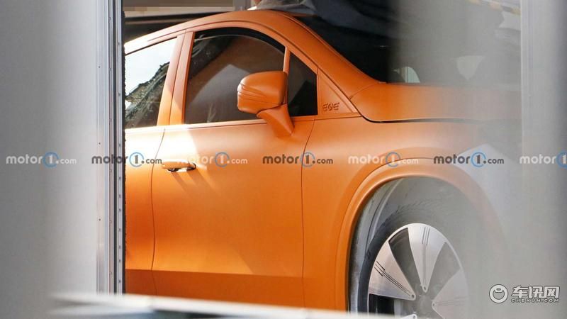 2023-mercedes-benz-eqe-spy-photo (3)_副本.jpg