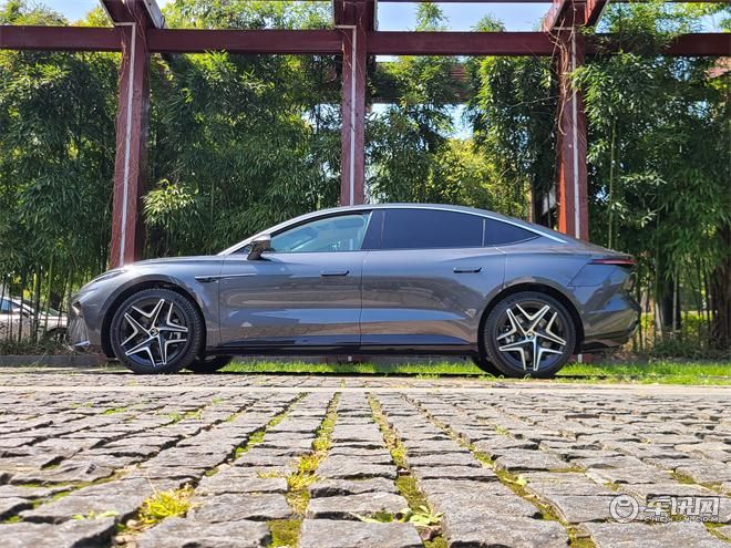 又一个掀桌车型？新晋豪华纯电轿跑“卷王”飞凡F7，春日来袭