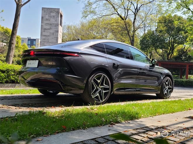 又一个掀桌车型？新晋豪华纯电轿跑“卷王”飞凡F7，春日来袭