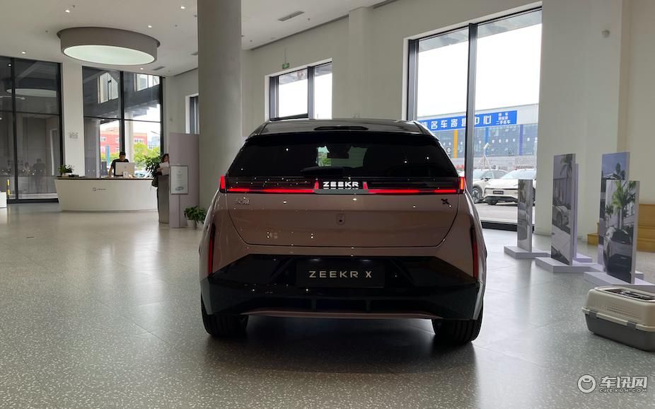 极氪X试装车详测：亮点与槽点鲜明，欲阻击Model Q？