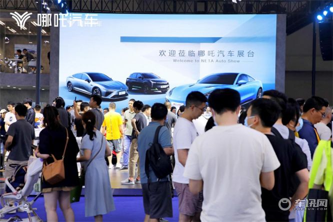 哪吒“双雄” 强势登录粤港澳大湾区车展     