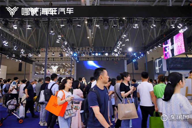 哪吒“双雄” 强势登录粤港澳大湾区车展     