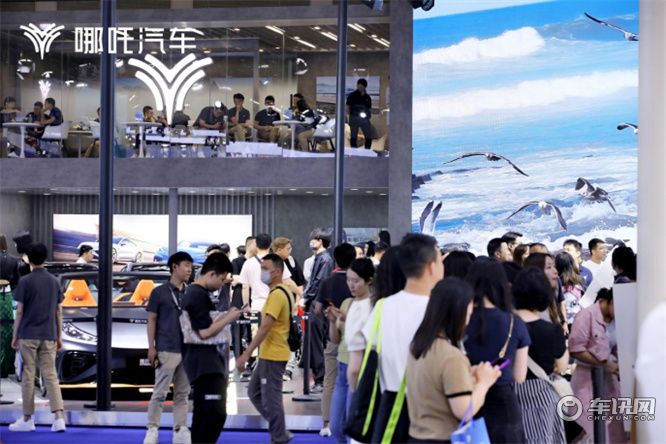哪吒“双雄” 强势登录粤港澳大湾区车展     