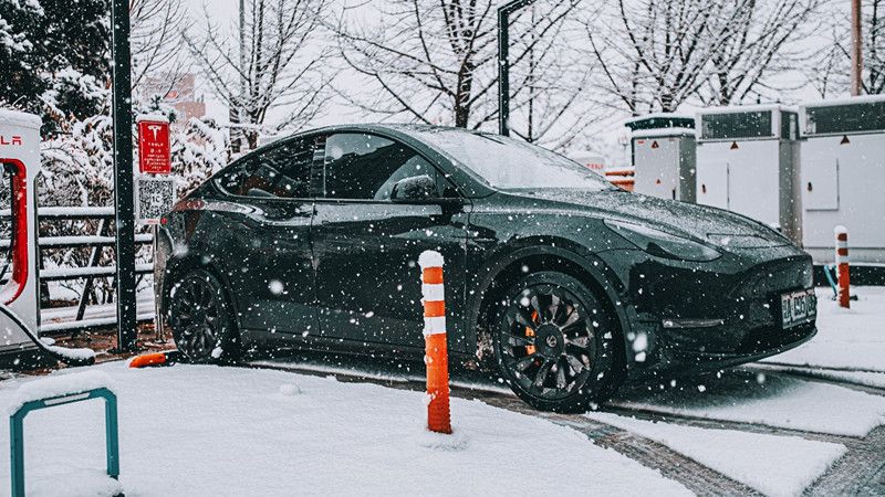 听说雪后路滑尽量少开车 除非你开的是特斯拉