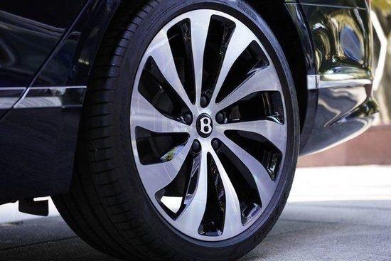 23款宾利飞驰霸气十足 天津现车本月让利30万起