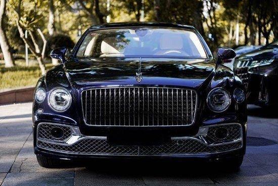 23款宾利飞驰霸气十足 天津现车本月让利30万起