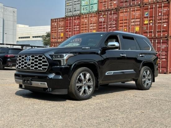 23款丰田红杉3.5t顶点版 白黑现车114万销售全国可分期购车