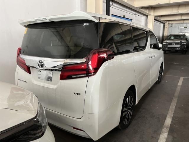 3.5L V6 变速箱8速 300匹75升油箱 前轮驱动 18轮 LED大灯LED日间行车灯 电动折叠后视镜 雨量感应器 环境氛围灯 双天窗 主6副4电动调节座椅 前排通风加热座椅 二排座椅加热四项航空座椅带腿托 4.2英寸TFT多功能显示屏 多功能方向盘 桃木方向盘 电子驻车辅助 自适应巡航 胎压监测 预碰撞系统 车道偏离 智能钥匙 全方位安全气囊 自动空调 二排空调 8扬声器