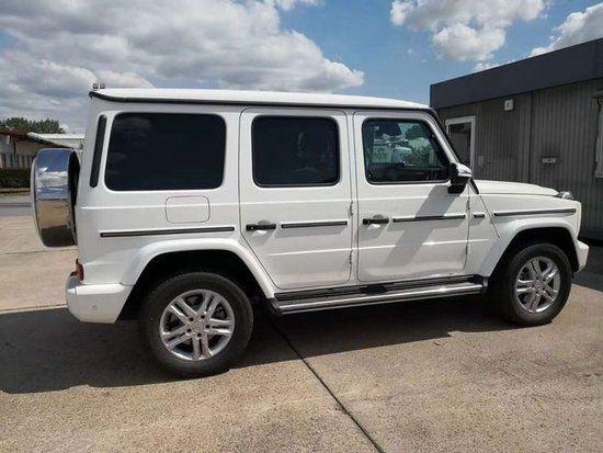 全新23款奔驰g350整体造型简单经典,线条简洁有力,具有典型的越野车