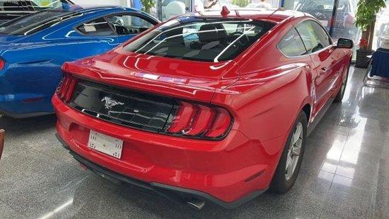 21款福特野马内饰上主要升级的地方其实只有真皮座椅,其它很多内饰板