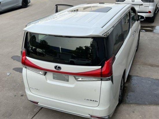 　23款雷克萨斯LM300h港口现车年底优惠出售 可全国分期