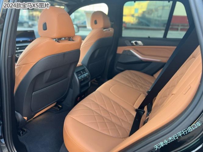 宝马X5 24款 3.0T M运动 加版大豪华包 5座 黑/棕现车报价：92万