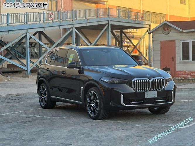 宝马X5 24款 3.0T M运动 加版大豪华包 5座 黑/棕现车报价：92万