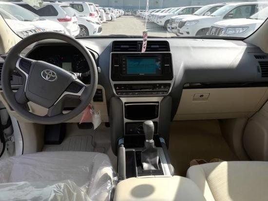 2022款丰田霸道2700内饰布局中的改进同样较为细微,主要是针对内饰