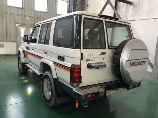 纯粹的越野车2023款丰田LC76 