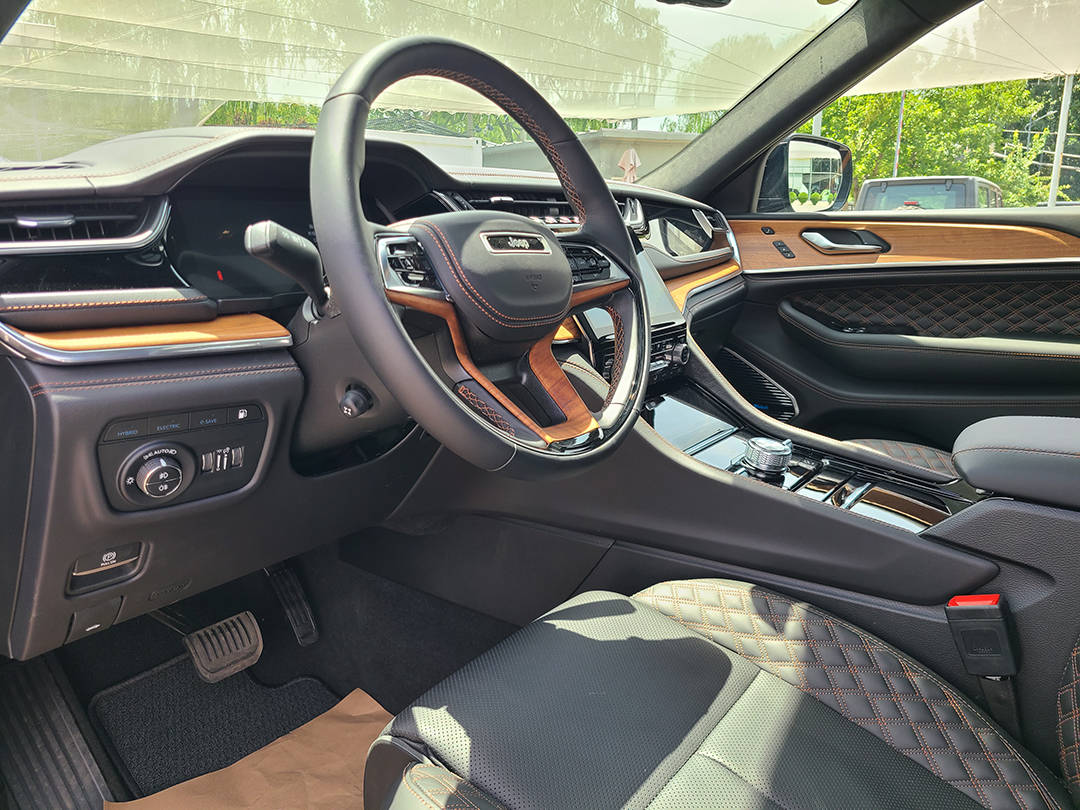 大切诺基巅峰版黑色棕内饰到店售价5499万