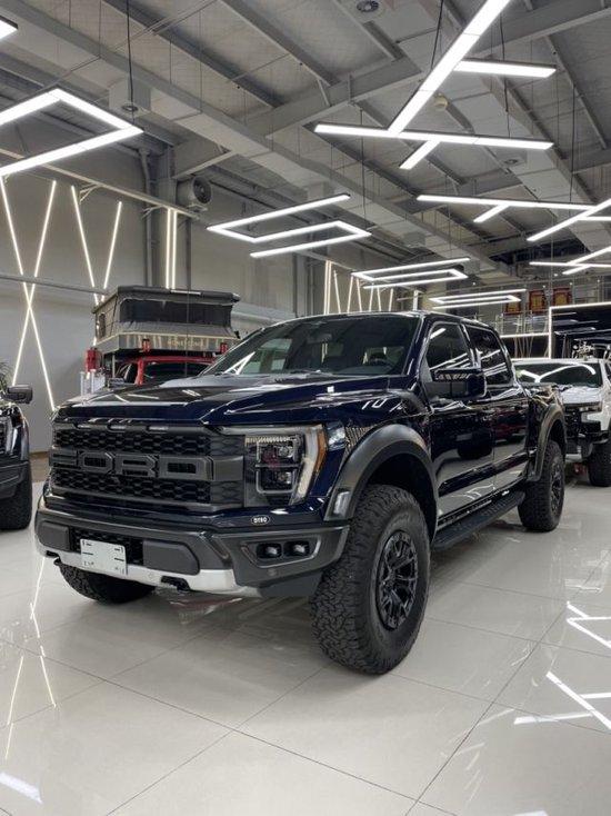 23款福特f150猛禽血统纯正,拥有了无与伦比的车身刚度,整体车身肌肉感