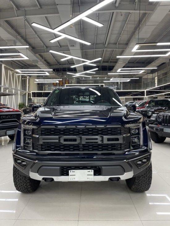 23款福特f150猛禽血统纯正,拥有了无与伦比的车身刚度,整体车身肌肉感