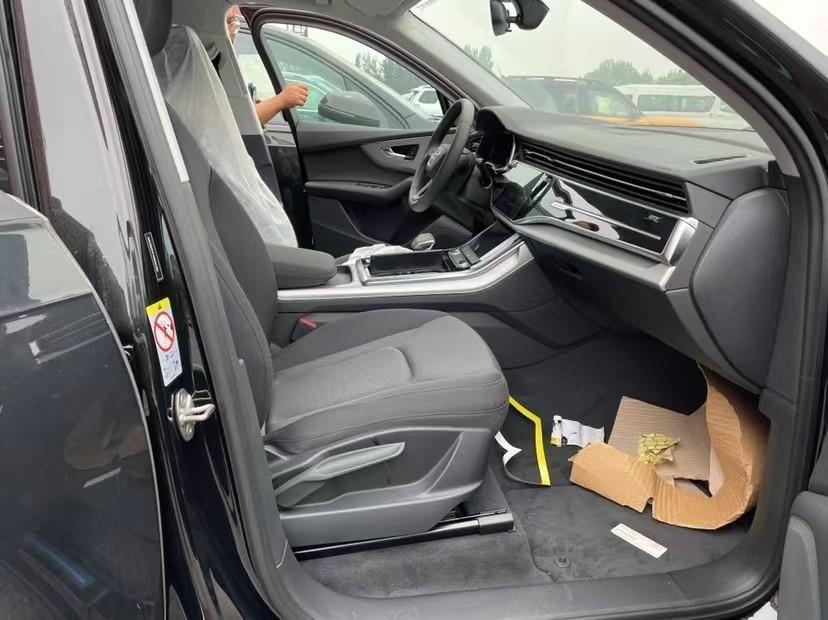 18920481155王经理(同微信)23款奥迪q7的内饰造型是典型奥迪风格,材质