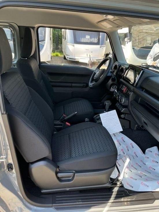 2023款铃木吉姆尼内饰方面增加了最新的中控大屏,显示效果和操作流畅