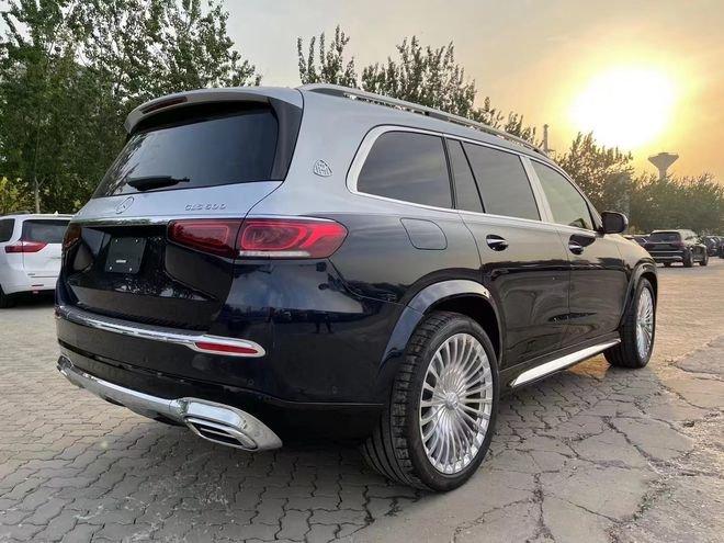 23款奔驰迈巴赫gls600气势恢弘的前脸,三叉星徽立标首次亮相于suv车型