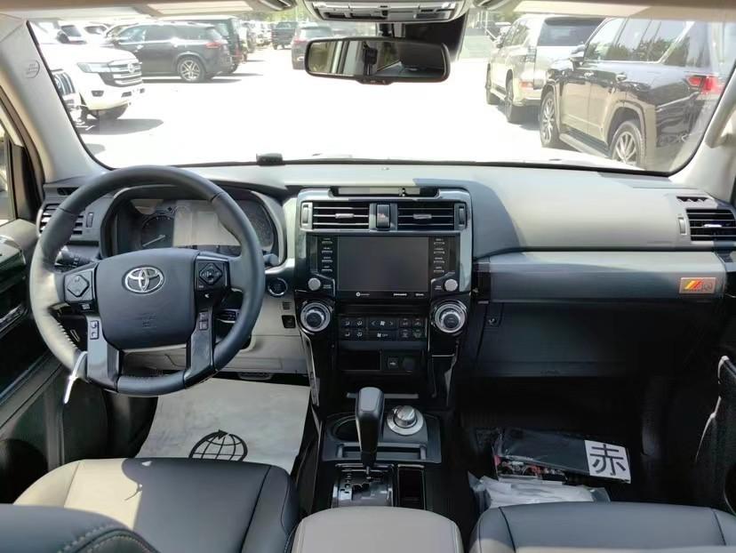 23款丰田超霸内饰整体变化不大,中控面板采用了更多的亮面设计,仪表盘