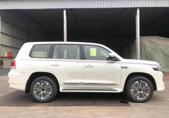 当前位置:>首页>/文章>/正文>21款中东版兰德酷路泽4000它外形粗犷有