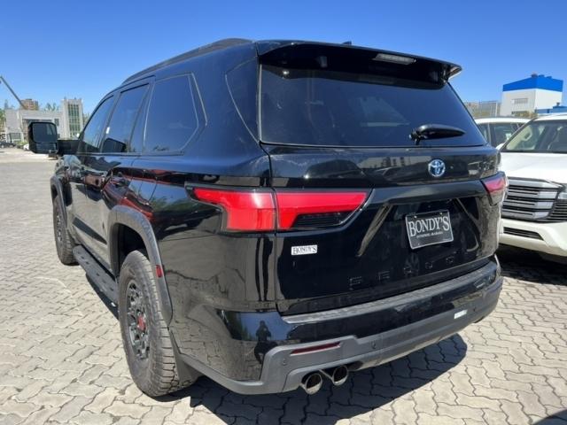 车尾也能醒目的sequoia英文标志,这也是丰田最新的设计手法现在也有越