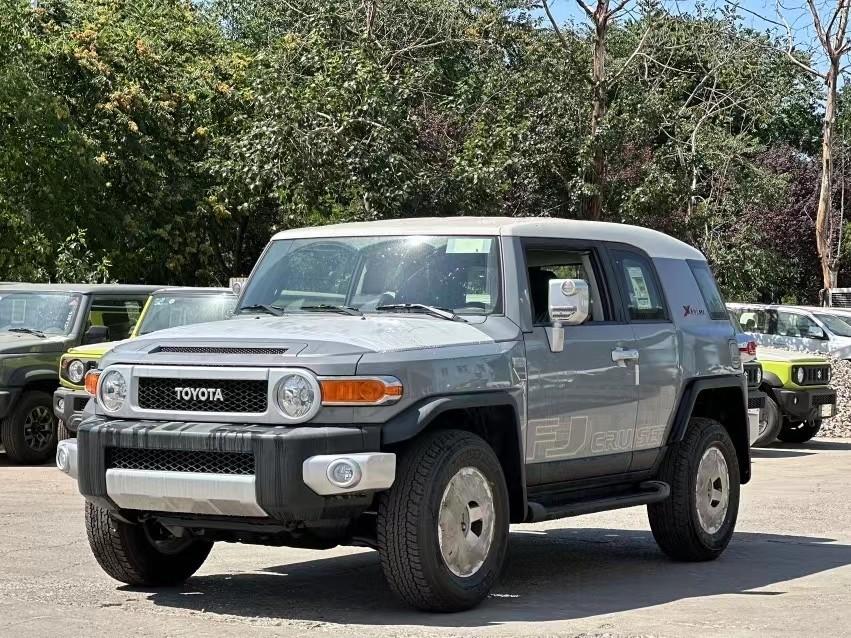 23款丰田fj酷路泽4.0lv6现车手续齐40万起售可分期