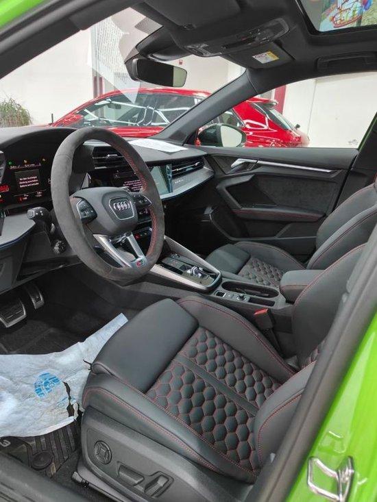 奥迪rs6内饰方面,新车采用了奥迪rs6的基础造型,但是新车增加了彰显