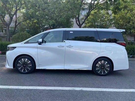 24款丰田埃尔法25l全新报价90万起售