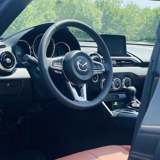 据推测,新款马自达mx-5可能采用宽体设计,后轮距更宽.