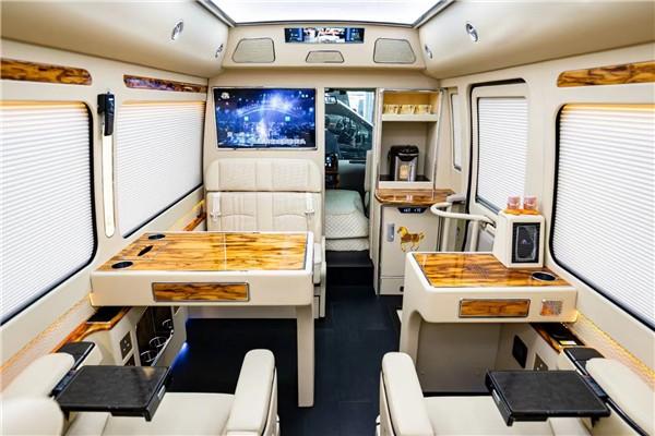 丰田考斯特内饰还配备了各种娱乐设施.