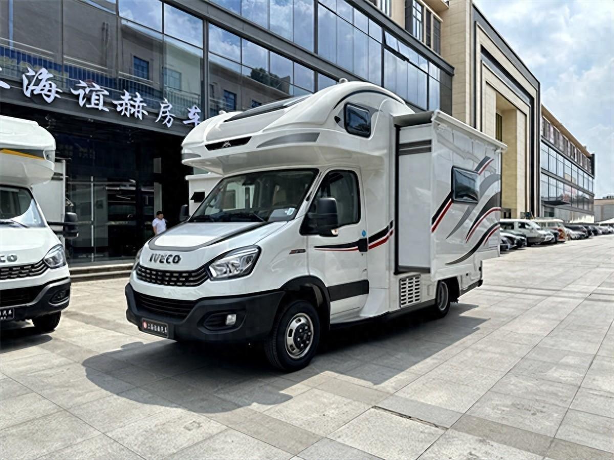 戴德云游依维柯双拓展房车落地不到50万