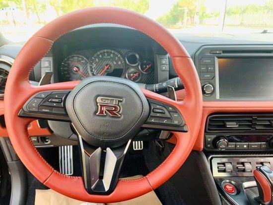 23款日产gtr三辐式方向盘采用全新样式的设计,相比老款时尚了不少