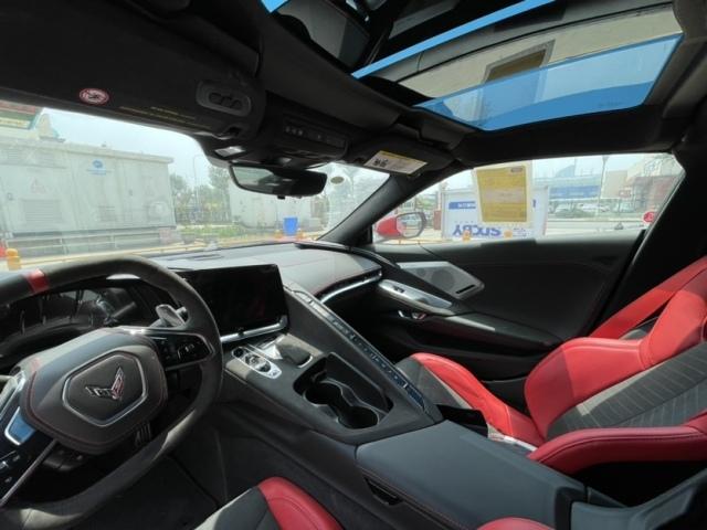 23款科尔维特c8敞篷 内饰部分采用了环抱式中控设计,中控台几乎将所有