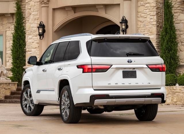 尾灯之间采用镀铬装饰条连接,与牌照下方的大写的"sequoia"车型名称