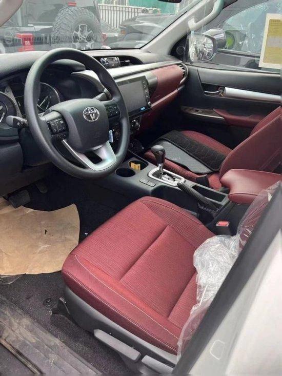 丰田海拉克斯不仅对内部空间重新进行了精致的设计,整车的内饰也更