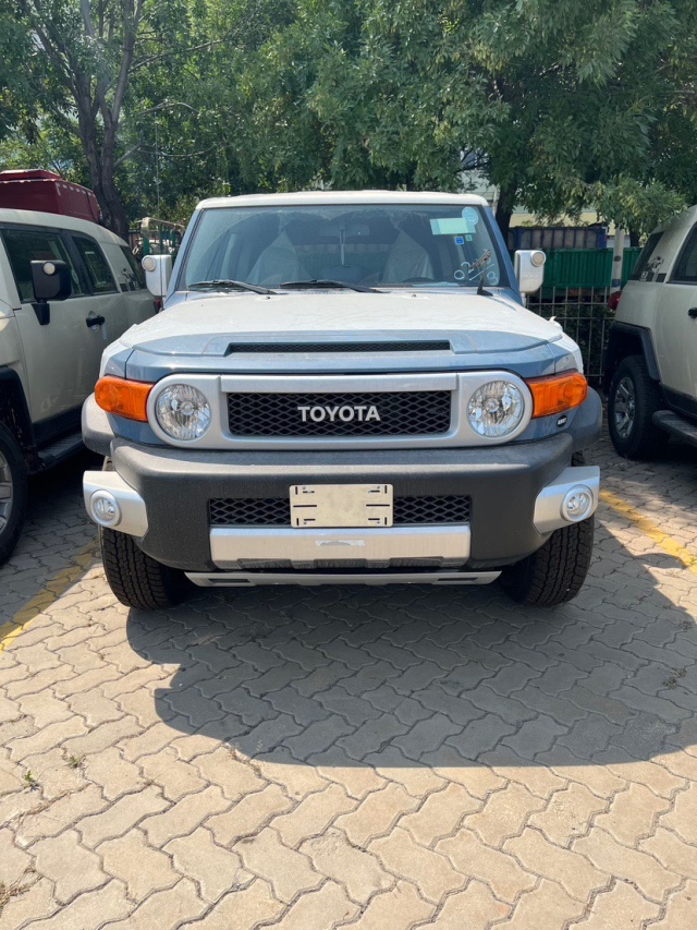 2023款丰田fj酷路泽40l最后一批现车40多万起具体配置详情