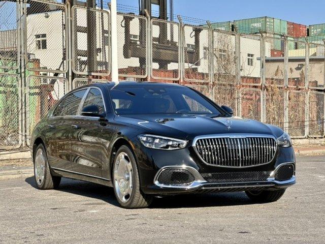 迈巴赫的伟大,因细节而成就,带有maybach字样的专属轮毂,赐予车身侧面