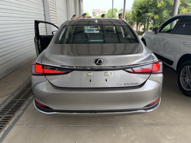 2022款雷克萨斯es250四驱现车清仓 时尚更显干净利落