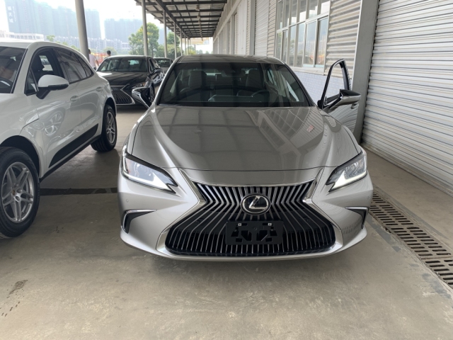 2022款雷克萨斯es250四驱现车清仓 时尚更显干净利落