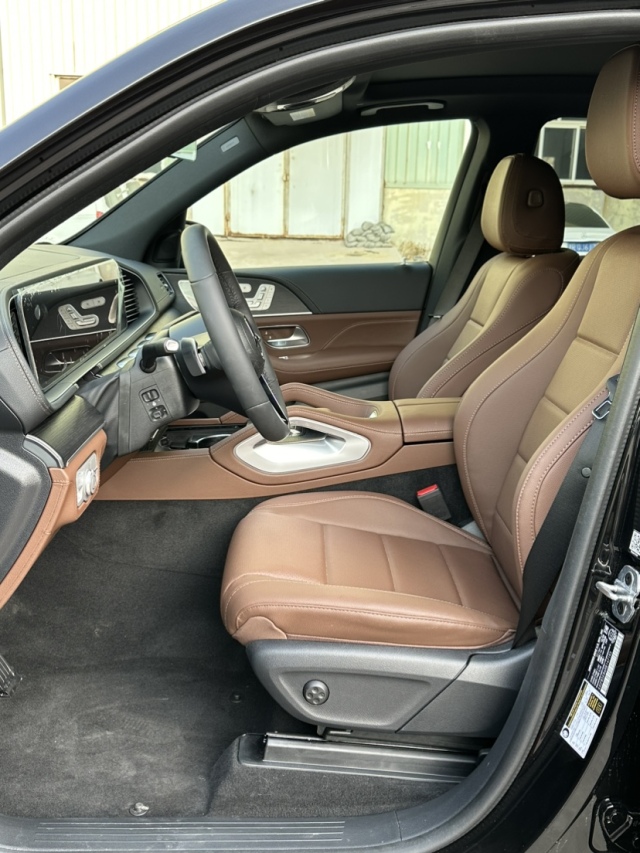 24款奔驰gle450整个内饰氛围更显豪华质感,相对简约的功能按键设计,也