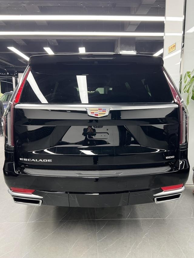 2024款凯迪拉克凯雷德6.2现车多少钱 加长 "洗浴神车"