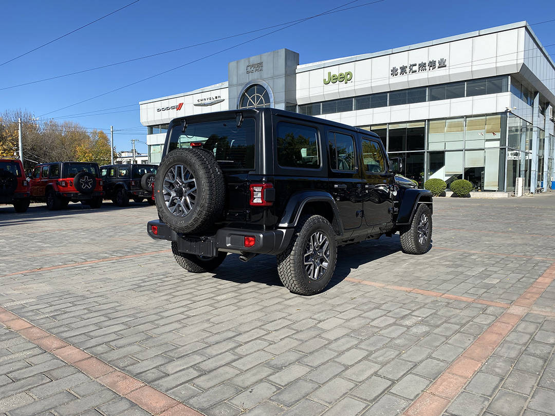 2024款牧马人撒哈拉四门版黑色 北京jeep4s店 销售电话010