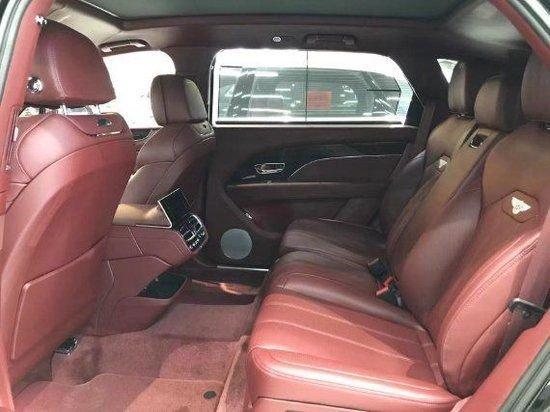 24款宾利添越加长后排宽敞的空间和舒适的座椅,让后排乘客在体验极速