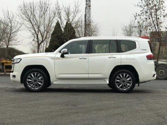 24款丰田酷路泽lc300越野配置方面相较于老款车型只增不减,标配一把差