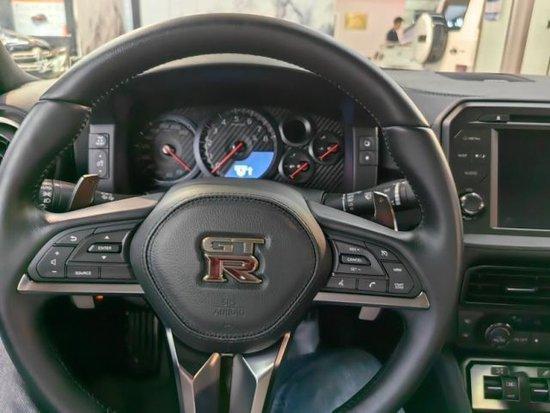 转速表采用富有激情的红底设计,搭配三辐式多功能方向盘,可显示具体