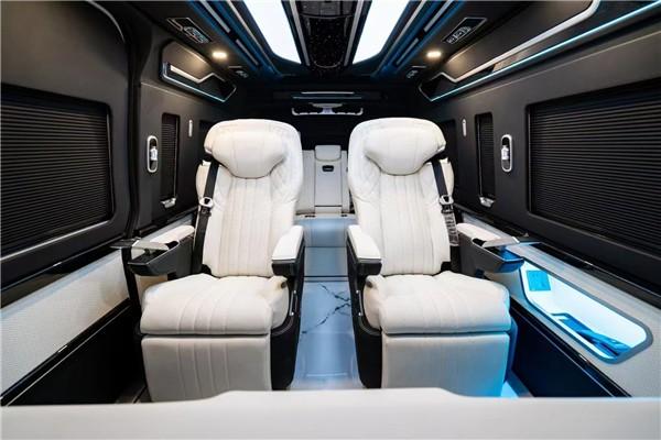 监控系统让车内的一切情况都可以一目了然